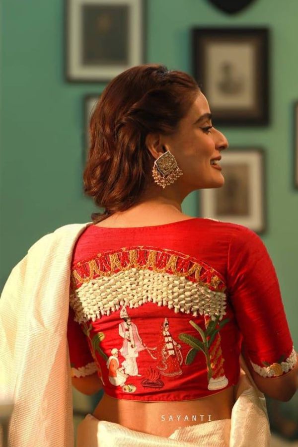 গ্লাস হাতা ব্লাউজ বা ফ্রিল দেওয়া অনেক ব্লাউজ এখন বাজারে কিনতে পাওয়া যায়, তাই পড়ে নিন শাড়ির সঙ্গে।