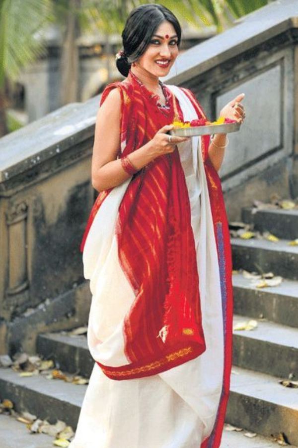 মধ্য বয়স্কা গিন্নিদের জন্য এই একই রকম সাজে থাকুক আরও বনেদিয়ানার ছোঁয়া। লাল ব্লাউজ ও সাদা শাড়ির সঙ্গে থাকুক গলায় দুটি হার,  কানে পাশা দুল। পাশার সঙ্গে যদি টানা চেন থাকে তা হলে তো আরও ভাল,  সে রকম দুলই বেছে নিন। 