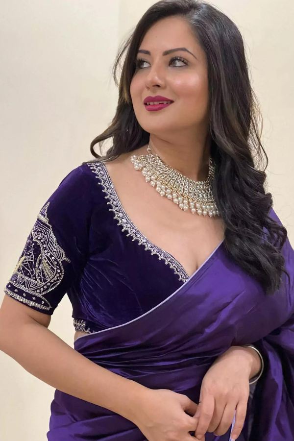 লাল শাড়ির সঙ্গে সবুজ ব্লাউজের কন্ট্রাস্ট,  বিবাহিতা হোক কী অবিবাহিতা সকলের জন্যই আদর্শ। সাবেকি সাজের জন্য এই মিশেলই দারুণ। ‘‘কথায় বলে মা লক্ষ্মী কোজাগরী পূর্নিমাতে লক্ষীমন্ত সাজেই বেশি খুশি হন,’’ বললেন রুদ্র সাহা,  ‘‘তাই লক্ষ্মীপুজোর সাজে আরও এক ধাপ উঠতে চাইলে পায়ে অবশ্যই পরুন মোটা করে আলতা। বিবাহিতা হন কী অবিবাহিতা,  আলতা পরা চাই-ই চাই।’’