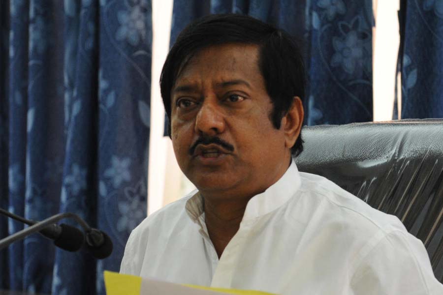 রেশন দুর্নীতি মামলায় গ্রেফতার হয়েছেন রাজ্যের বনমন্ত্রী তথা প্রাক্তন খাদ্যমন্ত্রী জ্যোতিপ্রিয় মল্লিক। যিনি রাজ্য-রাজনীতিতে ‘বালু’ নামে সমধিক পরিচিত। বৃহস্পতিবার সকাল থেকে গভীর রাত পর্যন্ত মন্ত্রীর একাধিক বাড়িতে ২০ ঘণ্টারও বেশি সময় ধরে তল্লাশি ও জিজ্ঞাসাবাদের পর তাঁকে গ্রেফতার করে ইডি। ইডি সূত্রে খবর, রেশন বণ্টন সংক্রান্ত গুরুত্বপূর্ণ নথিপত্র মিলেছে তাঁর বাড়ি থেকে।