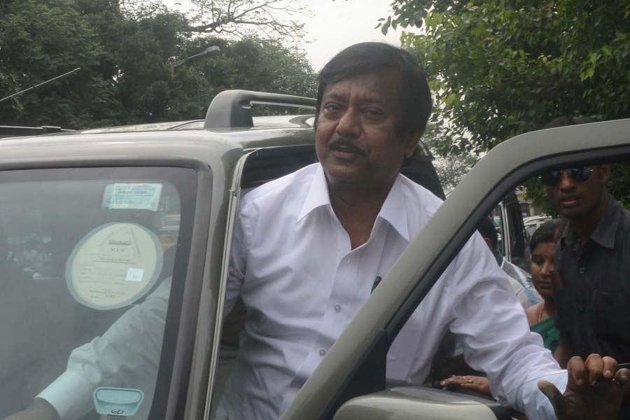 জ্যোতিপ্রিয় গ্রেফতার হওয়ার পর থেকেই তাঁর বিষয়সম্পত্তি নিয়ে আলোচনা শুরু হয়েছে। সেই প্রসঙ্গ উঠেছে আদালতে। প্রশ্ন উঠেছে বালুর স্ত্রী মণিদীপার সম্পত্তির পরিমাণ নিয়েও। 