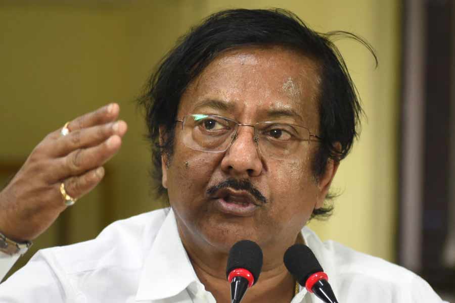 বালুর নামে তিনটি জীবনবিমাও রয়েছে। তার মধ্যে একটিতে ১৫ লক্ষ টাকার প্রিমিয়াম জমা পড়েছে ওই সময় পর্যন্ত। পোস্ট অফিসেও তাঁর সাড়ে ৪ লক্ষ টাকা গচ্ছিত রয়েছে। বালু জানিয়েছিলেন, ১ লক্ষ ৪০ হাজার টাকার সোনার গয়না রয়েছে তাঁর কাছে।   