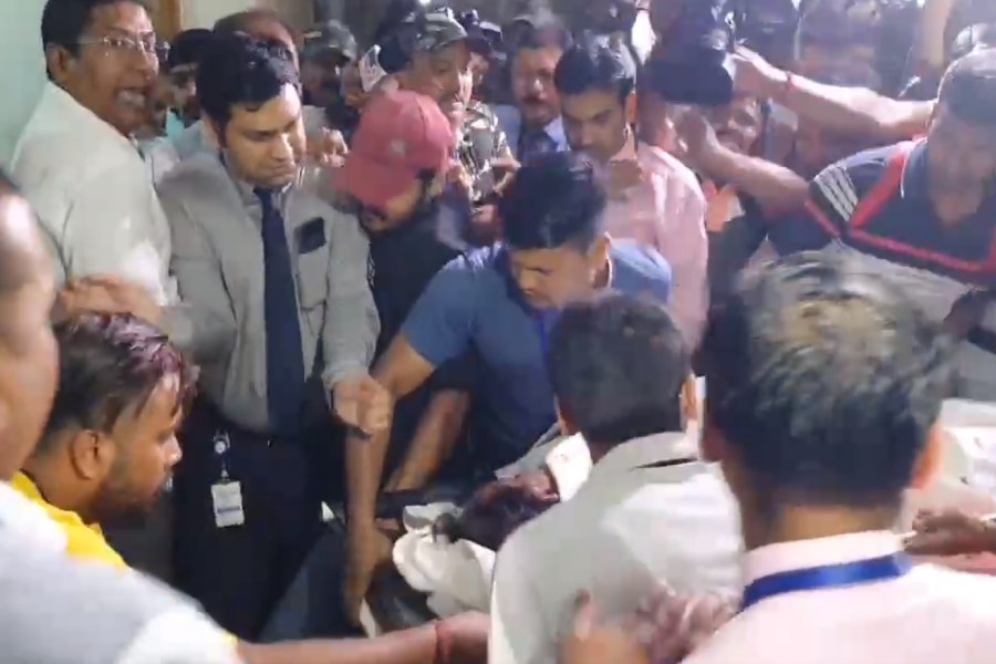  হাসপাতালের স্ট্রেচারে জরুরি বিভাগে নিয়ে যাওয়া হচ্ছে মন্ত্রী জ্যোতিপ্রিয়কে।  