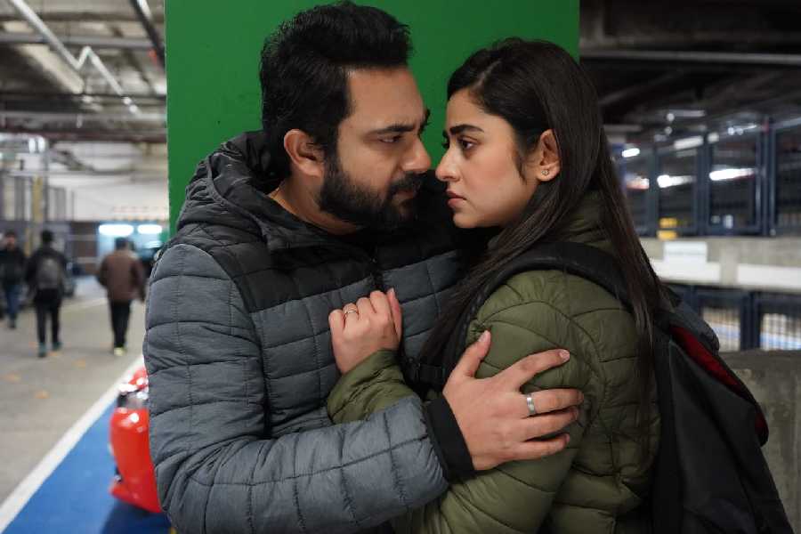 ‘নিখোঁজ’ ছবির একটি দৃশ্যে সোহম চক্রবর্তী এবং ঋদ্ধিমা ঘোষ।
