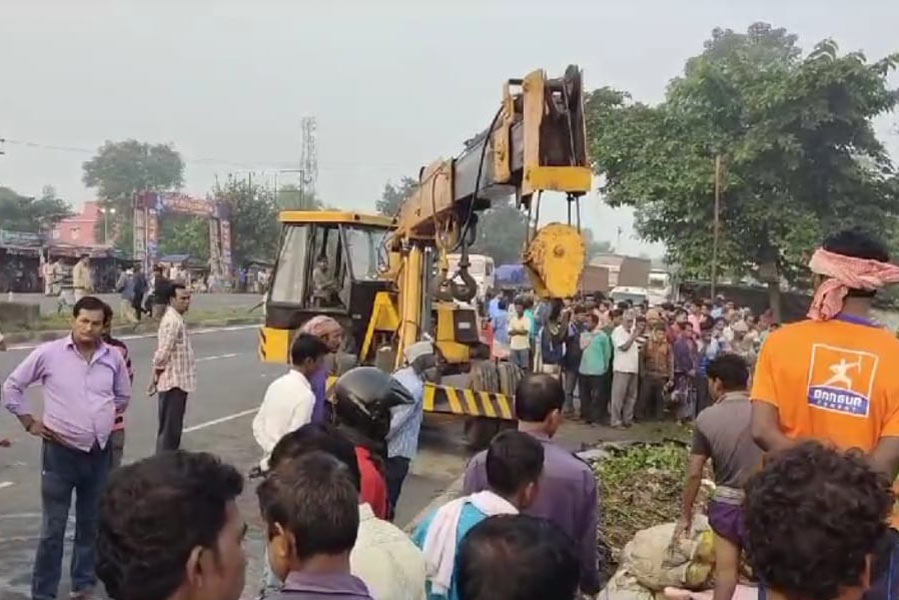 Flower loaded car and Lorry accident on Kharagpur, 3 dies, 7 injured, death toll may rise