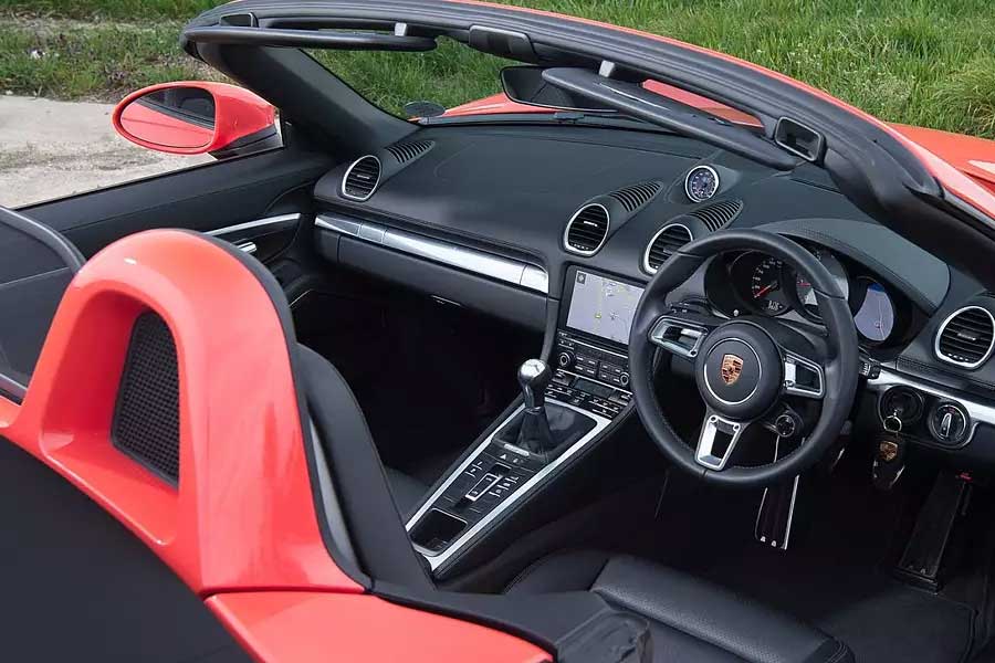 ২০১৯ সালে স্পোর্টস কারের জন্য পছন্দসই নম্বর প্লেটও কিনে ফেলেন কেএস বালগোপাল। তিনি গাড়ির রেজিস্ট্রেশন নম্বরে ০ এবং ১ সংখ্যা দু’টির উপস্থিতি চেয়েছিলেন। নিলামের সময় ৩১ লক্ষ টাকা দিয়ে নিজের পছন্দমতো নম্বর প্লেটটি কেনেন তিনি।