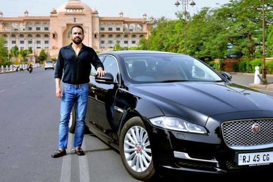 রাস্তার ধারে একটি ধাবায় কাজ করে রোজগার শুরু। সেখান থেকেই ‘ওয়েডিং ম্যানেজমেন্ট’ সংস্থার অধিকর্তা হয়ে ওঠেন রাহুল তানেজা। ২০১৮ সালে ১৬ লক্ষ টাকা দিয়ে নম্বর প্লেট কেনার জন্য শিরোনামে আসেন তিনি।