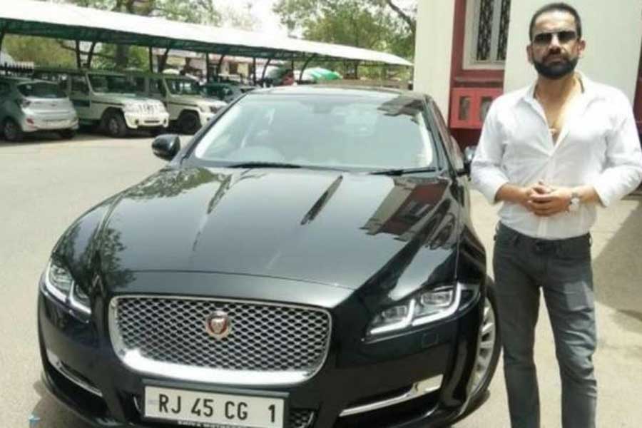 ২০১৮ সালে দেড় কোটি টাকা খরচ করে একটি বিলাসবহুল গাড়ি কেনেন রাহুল। সেই গাড়ির রেজিস্ট্রেশন নম্বরে ০০১ নম্বরটি যোগ করতে চান তিনি। তাই ১৬ লক্ষ টাকা খরচ করে রাহুল তাঁর গাড়ির জন্য বিশেষ নম্বরযুক্ত নম্বর প্লেট কেনেন।