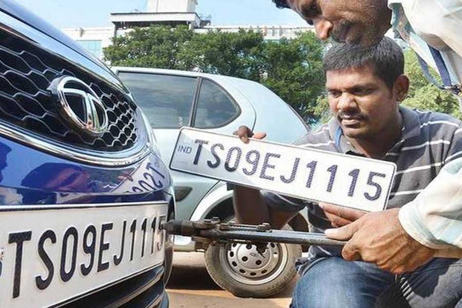 ২০১৮ সালের আগেও লক্ষ লক্ষ টাকা খরচ করে গাড়ির জন্য নম্বর প্লেট কিনেছিলেন রাহুল। ২০১১ সালে একটি বিএমডব্লিউ ৫-সিরিজ়ের একটি কিনেছিলেন তিনি। তার নম্বর প্লেটটিও ১০ লক্ষ টাকা খরচ করে কেনেন রাহুল। সূত্রের খবর, পরে তিনি গাড়িটি বিক্রি করে দিলেও নম্বর প্লেটটি নিজের কাছেই রেখে দেন।