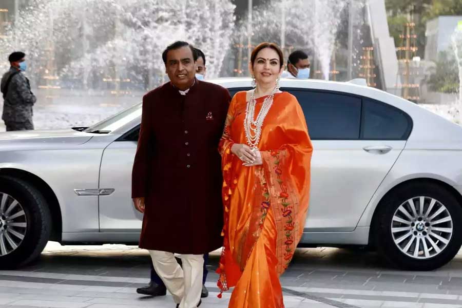 প্রায় ১৩ কোটি টাকা খরচ করে রোলস রয়েস কালিনান মডেলের একটি গাড়ি কেনেন ভারতের শীর্ষস্থানীয় শিল্পপতি মুকেশ অম্বানী। আরটিও সূত্রে খবর, এই গাড়ির নম্বর প্লেট কিনতে ১২ লক্ষ টাকা খরচ করেছেন তিনি।