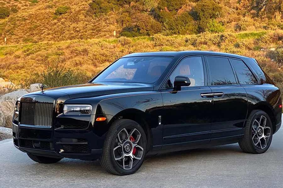 চলতি বছরের গোড়ায় ‘পাঠান’-এর সাফল্যের পর রোলস রয়েস কালিনান ব্ল্যাক ব্যাজ মডেলের গাড়ি কেনেন বলি অভিনেতা শাহরুখ খান। ৫৫৫ নম্বরযুক্ত নম্বর প্লেট কিনতে ৭০ হাজার টাকা খরচ করেন বলিউডের ‘বাদশা’।