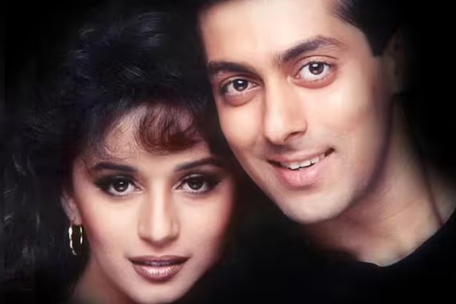 ১৯৯৪ সালে সুরজ বরজাতিয়ার পরিচালনায় প্রেক্ষাগৃহে মুক্তি পায় ‘হম আপকে হ্যায় কৌন’। সলমনের সঙ্গে এই ছবিতে মুখ্যচরিত্রে অভিনয় করতে দেখা যায় মাধুরী দীক্ষিতকে।