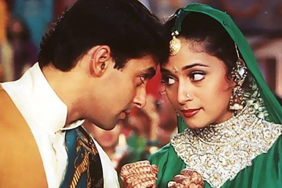 বলিপাড়া সূত্রে খবর, ‘হম আপকে হ্যায় কৌন’ ছবিতে মোট ১৪টি গান রয়েছে, যা হিন্দি ফিল্ম ইন্ডাস্ট্রির পাশাপাশি ভারতীয় ফিল্মজগতেও সর্বাধিক গান রয়েছে, এমন ছবি হিসাবে নজির গড়ে তোলে।