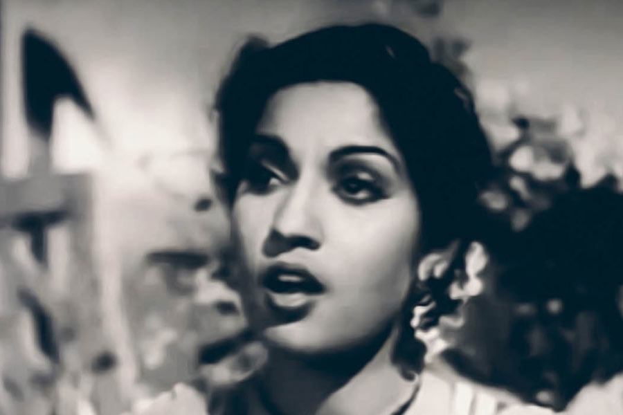 ১৯২৫ সালে ‘ইন্দ্রসভা’ ছবিটি প্রথম বার পর্দায় দেখানো হয়। তবে সেখানে শব্দের কোনও ব্যবহার ছিল না। সম্পূর্ণ ছবিটিই ছিল শব্দহীন, নির্বাক ছবি অর্থাৎ ‘সাইলেন্ট ফিল্ম’।