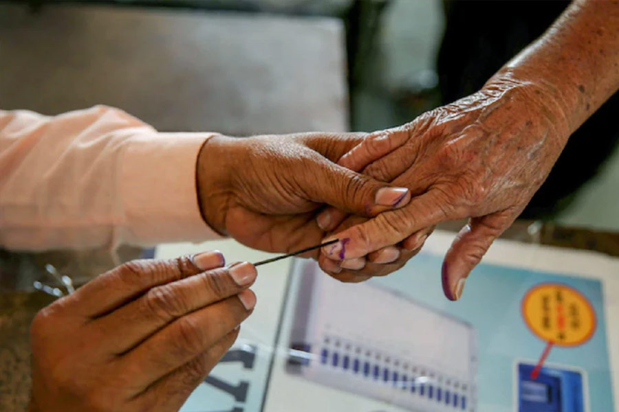 তাঁরা ভোটে লড়েন। ভোটে জিতে নিজের কেন্দ্রের মানুষের প্রতিনিধিত্ব করেন। তাঁদের সুখ-দুঃখের কথা তুলে ধরেন। তাঁদের কেউ কাউন্সিলর, কেউ বিধায়ক, কেউ সাংসদ। তবে তাঁদের অনেকেই নিজেদের সাফল্য-ব্যর্থতা, জয়-পরাজয়ের পাশাপাশি চেহারার জন্যও পরিচিত।  