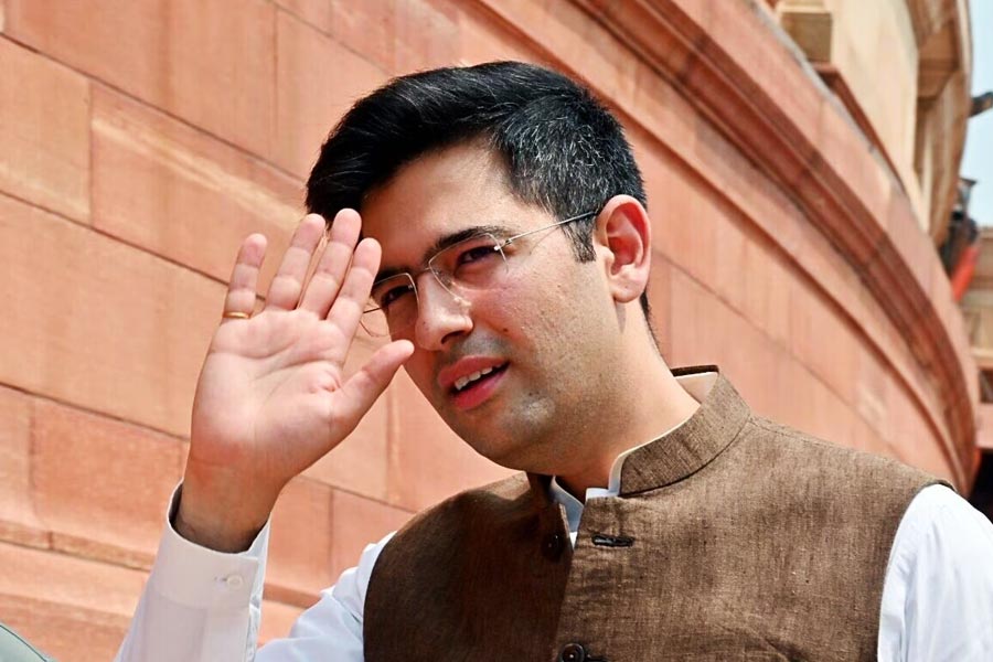 সে রকমই এক জন রাজনীতিক হলেন আপের রাঘব চাড্ডা। দিন কয়েক আগে পরিণীতি চোপড়ার সঙ্গে সাত পাকে বাঁধা পড়েছেন। তবে পরিণীতির সঙ্গে বিয়ের অনেক আগেই থেকেই দেশবাসীর কাছে পরিচিত মুখ রাঘব। 