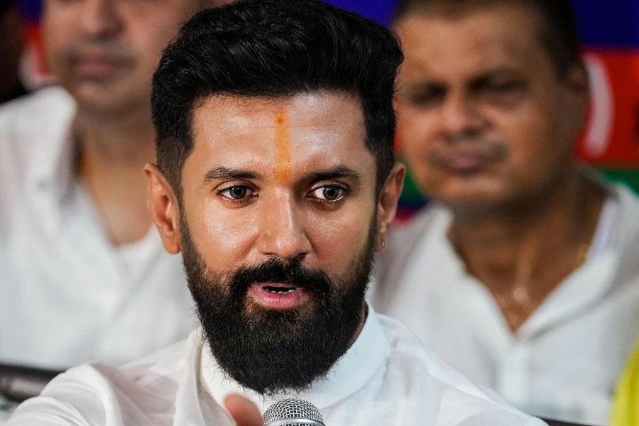 অতীতে বলিউডের ছবিতে অভিনয় করেছিলেন। ছবির নাম ছিল ‘মিলে না, মিলে হম’। ছবি হিট করেনি। তার পর আর দ্বিতীয় কোনও ছবিতে ভাগ্য যাচাই করার চেষ্টা করেননি চিরাগ পাসওয়ান। যোগ দেন রাজনীতিতে।