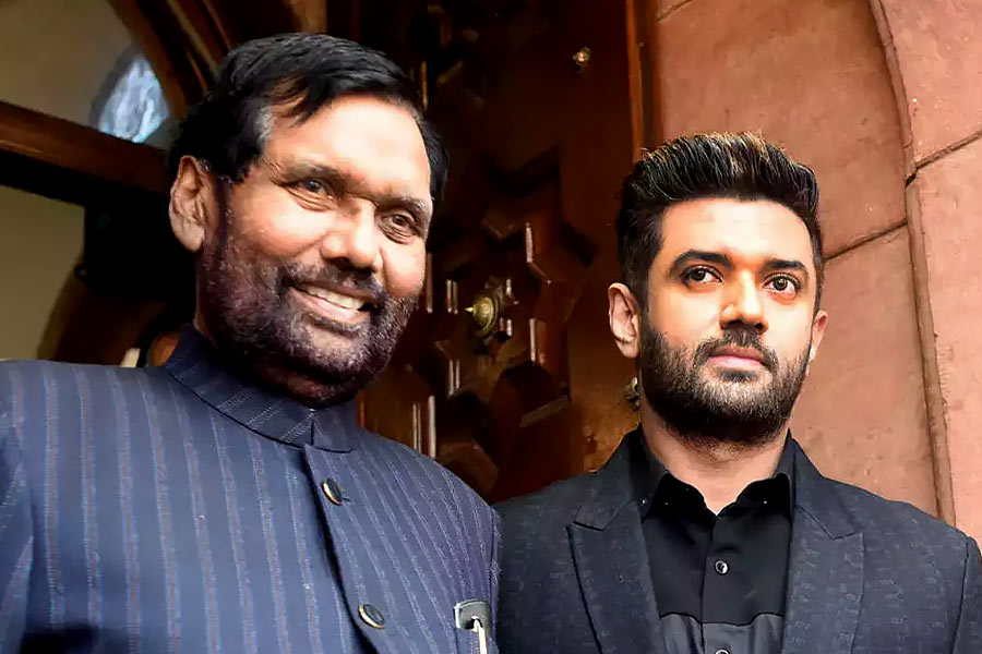 বাবা রামবিলাস পাসোয়ান ছিলেন দুঁদে রাজনীতিক। বহু বার কেন্দ্রীয় মন্ত্রী হয়েছিলেন তিনি। বাবার মৃত্যুর পর লোকজনশক্তি পার্টির (এলজেপি) দায়িত্ব সামলাচ্ছেন তিনি। বিহার বিধানসভা নির্বাচনের আগে বিহারের মুখ্যমন্ত্রী নীতীশ কুমারকে প্রায় ঘোল খাইয়ে ছেড়েছেন। যদিও শেষ পর্যন্ত বিধানসভা নির্বাচনে চিরাগের দল ছাপ ফেলতে পারেনি। 