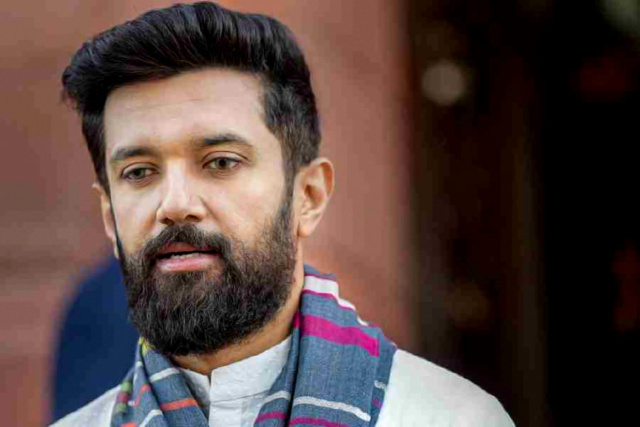 দলের ভাঙনও ঠেকাতে পারেননি এই সুপুরুষ রাজনীতিক। ২০২২ সালে এলজেপি ছেড়ে নতুন দল গড়েন তাঁর কাকা পশুপতিকুমার পারস। তার পরেও চেহারার জন্যই পরিচিত নাম বিহারের জামুই লোকসভা কেন্দ্রের সাংসদ চিরাগ। ২০২৪ সালে লোকসভা নির্বাচনে দলিত ভোটই তাঁর লক্ষ্য বলে মনে করছেন রাজনৈতিক বিশেষজ্ঞেরা।