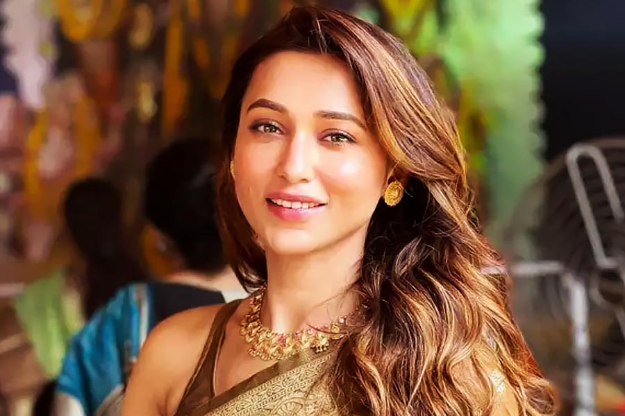 ছোটপর্দায় প্রথম কাজ। তার পর সিনেমা। একের পর এক সিনেমা হিট। বাংলার ঘরে ঘরে পরিচিত মুখ মিমি চক্রবর্তী। সিনেমার মতো সফল রাজনীতিতেও। সংসদেও তিনি পরিচিত মুখ।