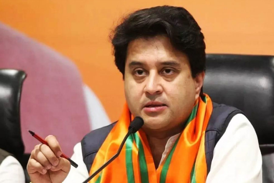 ২০২১ সাল থেকে তিনি কেন্দ্রীয় অসামরিক বিমান মন্ত্রী। ইস্পাত মন্ত্রকও তাঁর হাতে। সেই জ্যোতিরাদিত্য শিন্ডেও যথেষ্ট পরিচিত মুখ। রাজনৈতিক কেরিয়ারের পাশাপাশি চেহারার জন্যও চর্চিত শিন্ডে রাজপরিবারের ‘রাজপুত্র’।