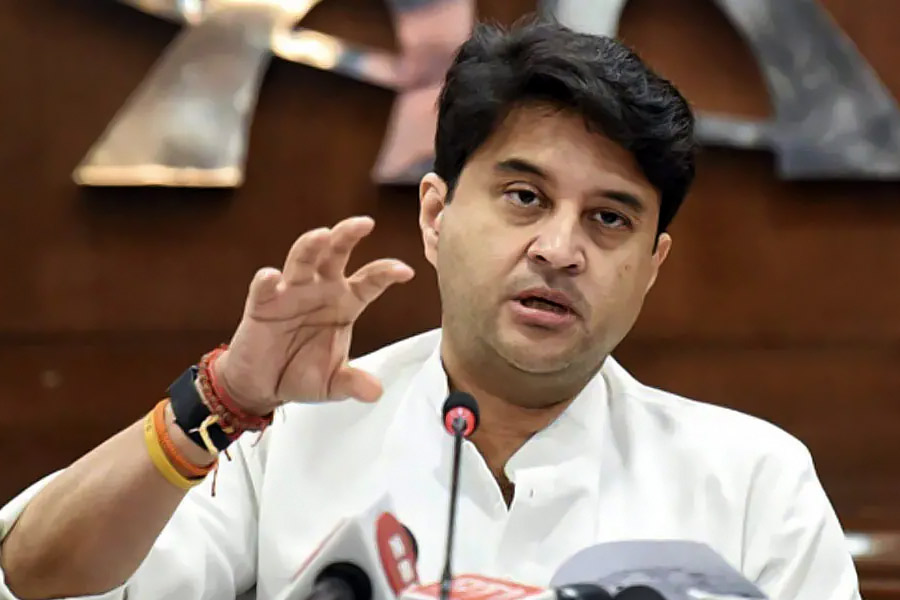 এককালে ছিলেন কংগ্রেসে। ২০২০ সালে কংগ্রেস ছেড়ে বিজেপিতে যোগ দেন। তাঁকে রাজ্যসভার সাংসদ করে বিজেপি। তার পর কেন্দ্রীয় মন্ত্রী। 