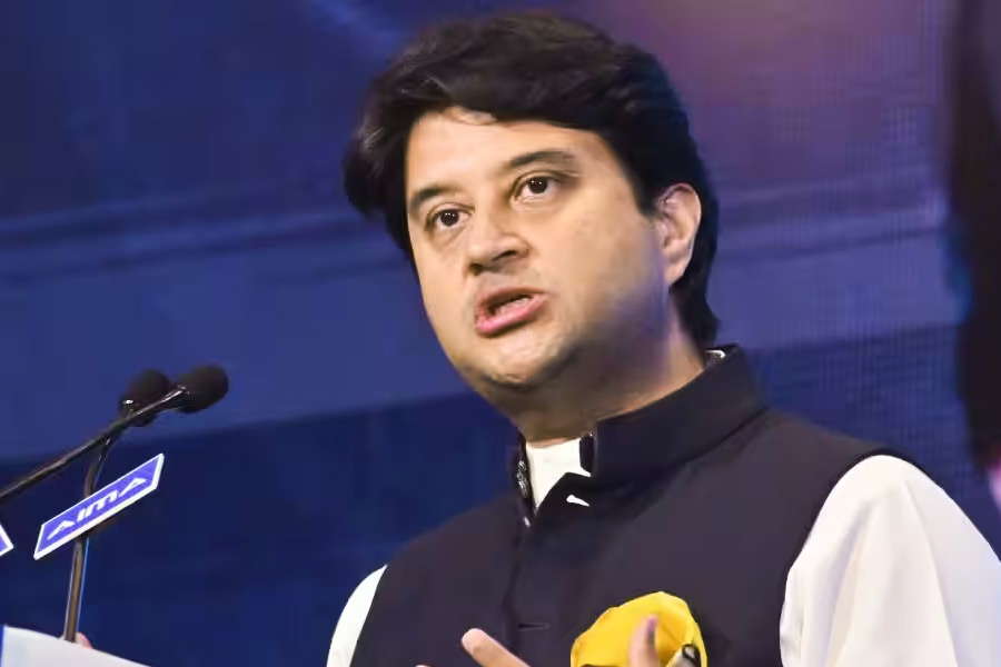 সংবাদমাধ্যমে প্রকাশিত রিপোর্ট বলছে, গ্বালিয়রে যে প্রাসাদে শিন্ডে পরিবারের বাস, তার মূল্য প্রায় চার হাজার কোটি টাকা। ওই প্রাসাদের দরবার হলে বিশ্বের সব থেকে বড় কার্পেট বিছানো রয়েছে। 