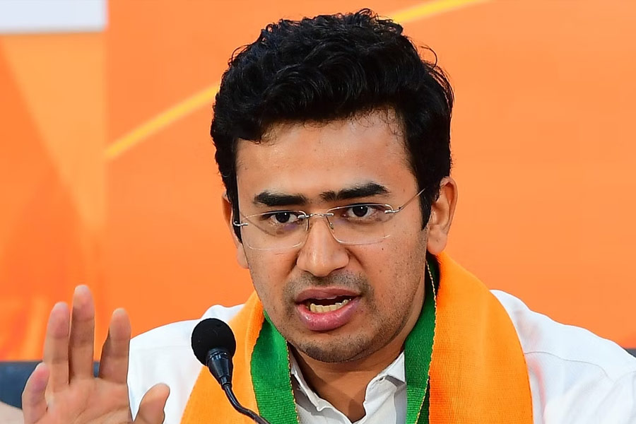 দেশবাসীর কাছে আর এক পরিচিত নাম বিজেপির তেজস্বী সূর্য। মাঝেমধ্যে কড়া আক্রমণ করেন বিরোধীদের। তা করতে গিয়ে বিতর্কিত মন্তব্যও করেন সুপুরুষ তেজস্বী।