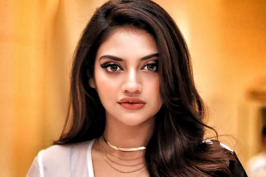  সংসদে আর এক পরিচিত মুখ নুসরত জাহান। প্রথমে সিনেমার জগৎ, সেখান থেকে রাজনীতিতে গিয়েছেন তিনি। দু’জায়গাতেই নজর কেড়েছেন। এখন বসিরহাটের সাংসদ।