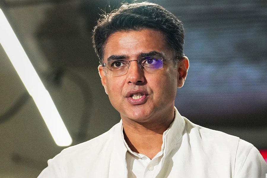 দুঁদে রাজনীতিক তিনি। তার পাশাপাশি মহিলা মহলে দারুণ জনপ্রিয় সচিন পাইলট। বাবা রাজেশ পাইলটের জুতোয় পা গলিয়ে রাজনীতিতে আসেন। অল্প বয়সেই কেন্দ্রীয় প্রতিমন্ত্রীর দায়িত্ব সামলান।