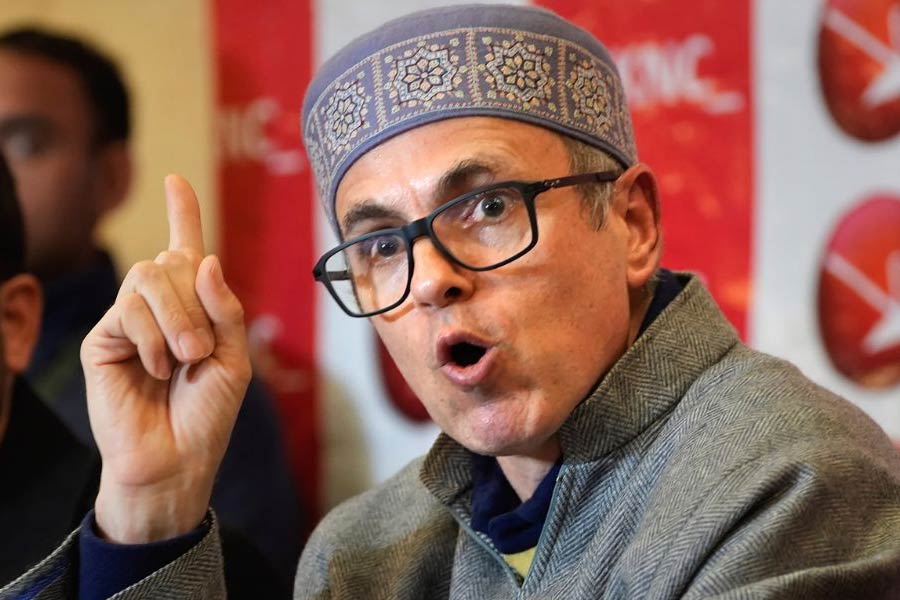 ওমরের জন্ম ১৯৭০ সালে। ১৯৯৮ সালে সাংসদ হয়ে রাজনীতিতে প্রবেশ। পর পর তিন লোকসভা নির্বাচনে জয়। কেন্দ্রীয় মন্ত্রীও হয়েছিলেন ওমর। ২০০৯ সালে কংগ্রেসের সঙ্গে জোট গড়ে মুখ্যমন্ত্রী হয়েছিলেন ওমর। জম্মু ও কাশ্মীরের কনিষ্ঠতম মুখ্যমন্ত্রী ছিলেন তিনি। 