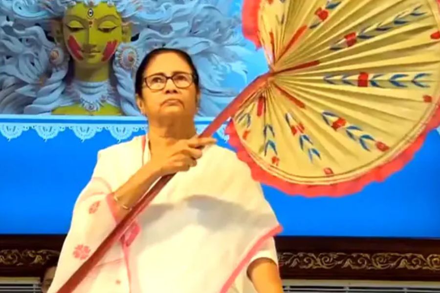 কলকাতার রেড রোডে অনুষ্ঠিত হল রাজ্যের দুর্গা কার্নিভাল ২০২৩। উপস্থিত ছিলেন বাংলার মুখ্যমন্ত্রী মমতা বন্দ্যোপাধ্যায়। নিজের চেয়ারে বসেই দেখলেন বেশিটা সময় কার্নিভাল। মাঝে মাঝে তালও মেলান।