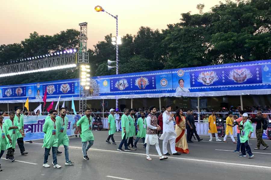 রাজ্যের দমকল মন্ত্রী সুজিত বসু পা মেলান এই অনুষ্ঠানে।