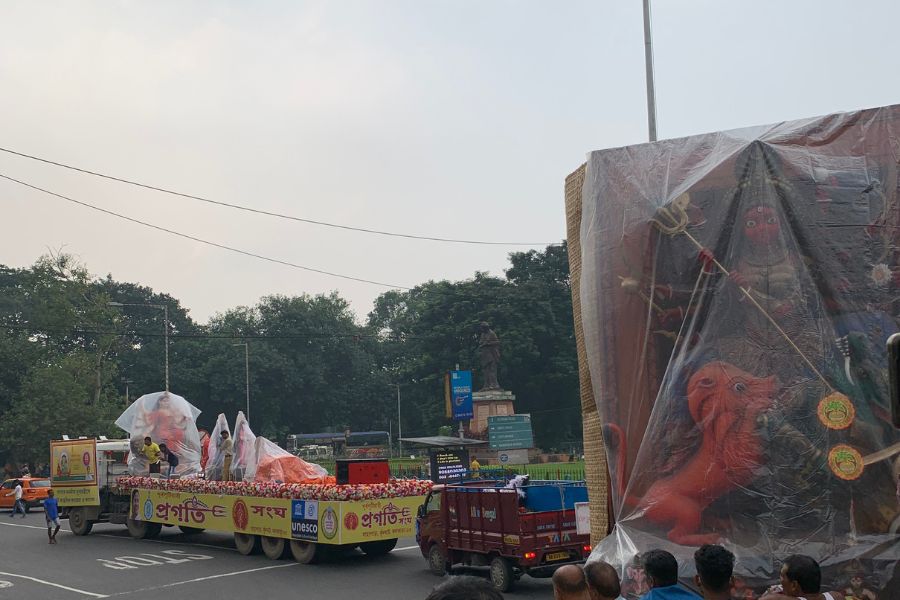 রেড রোডের দিকে ক্লাবগুলির প্রতিমা।
