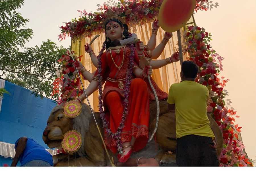 গোধূলী বেলায় যাওয়ার সময় হল। শোভাযাত্রার আগে দুর্গা প্রতিমা।
