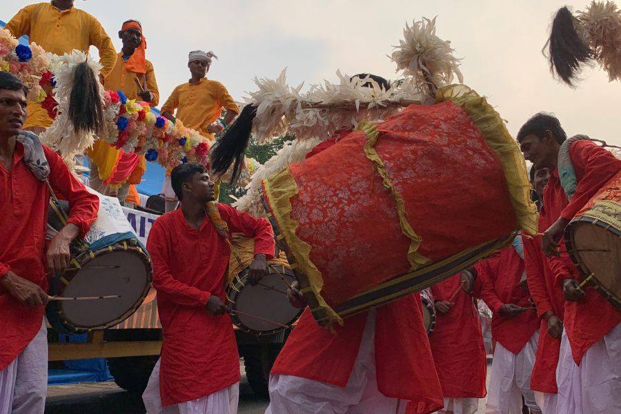 ঢাকের তালে মেতে ওঠে রেড রোড চত্বর। 