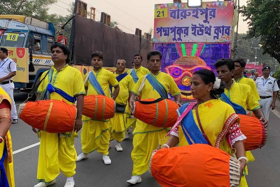 নিজেদের ট্যাবলো ও অন্যান্য প্রস্তুতি সেরে তৈরি হচ্ছে  বারুইপুরের একটি ক্লাব।