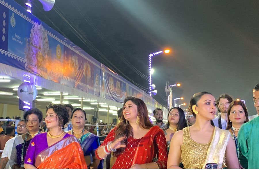 কার্নিভালে দেখা যায় চাঁদের হাট। উপস্থিত ছিলেন  সিনেমা জগতের অনেক তারকারা। 