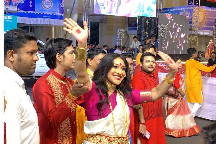 দর্শকদের উদ্দেশ্যে হাত নাড়ছেন ঋতুপর্ণা সেনগুপ্ত।