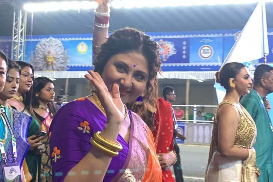 হাসি মুখে স্বস্তিকা মুখোপাধ্যায়। পা মেলান তিনিও।