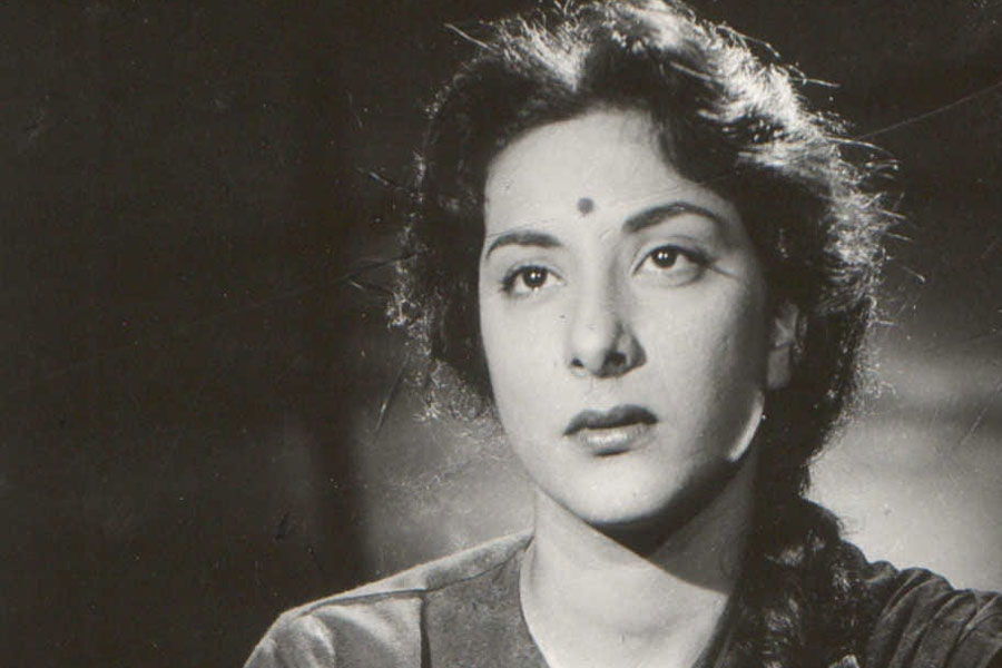 ১৯৩৫ সালে মাত্র ছ’বছর বয়সে ‘তলাশ-এ-হক’ নামে হিন্দি ছবিতে একটি ছোট চরিত্রে অভিনয় করেন নার্গিস। তবে ১৯৪২ সালে মুক্তিপ্রাপ্ত ‘তমান্না’ ছবির মাধ্যমে বলিপাড়ায় আত্মপ্রকাশ করেন তিনি।