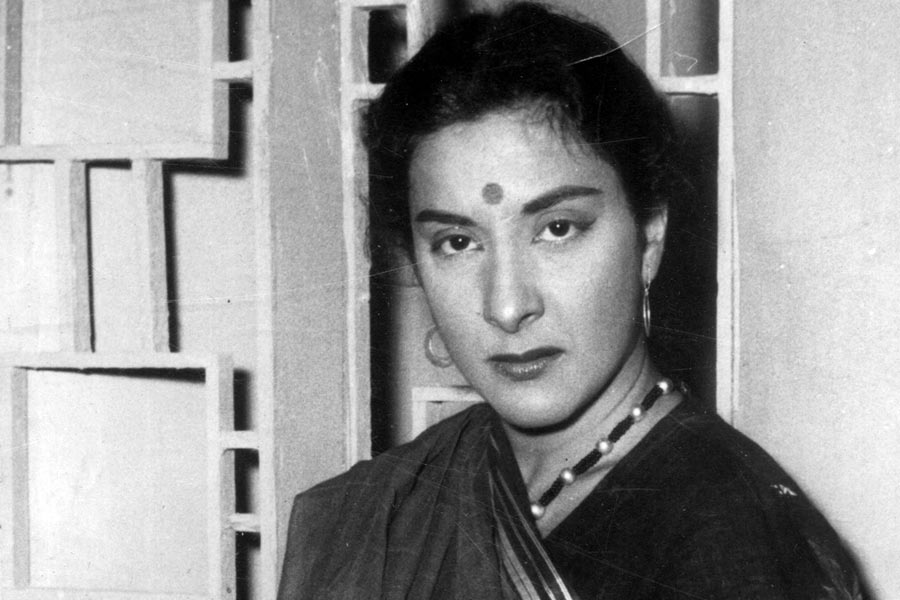 ১৯৪৩ সালে মুক্তিপ্রাপ্ত ‘তকদির’ ছবিতে প্রথম মুখ্যচরিত্রে অভিনয়ের সুযোগ পান নার্গিস। তার ছ’বছর পর কেরিয়ারে সাফল্যের চূড়ায় পৌঁছন অভিনেত্রী। একই বছরে ‘আন্দাজ’ এবং ‘বরসাত’ ছবিতে অভিনয় করে জনপ্রিয় হয়ে ওঠেন তিনি।