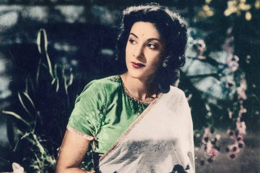 কেরিয়ারের ঝুলিতে একের পর এক সফল ছবি ভরতে শুরু করেন নার্গিস। ১৯৫৮ সালে বলি অভিনেতা সুনীল দত্তের সঙ্গে সাত পাকে বাঁধা পড়েন অভিনেত্রী। তবে তাঁর এক বছর আগে বক্স অফিস কাঁপিয়ে দিয়েছিল তাঁর একটি ছবি।