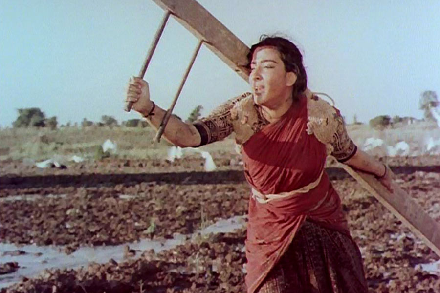 ১৯৫৭ সালে মেহবুব খানের পরিচালনায় প্রেক্ষাগৃহে মুক্তি পায় ‘মাদার ইন্ডিয়া’ ছবিটি। নার্গিসের পাশাপাশি এই ছবিতে অভিনয় করতে দেখা যায় সুনীল দত্ত, রাজেন্দ্র কুমার এবং রাজ কুমারের মতো বলিউডের সেই সময়ের প্রথম সারির তারকাদের।