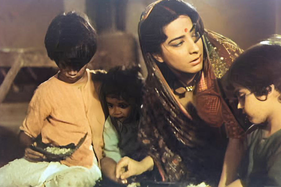 বলিপাড়া সূত্রে খবর, ‘মাদার ইন্ডিয়া’ ছবিটি তৈরি করতে ৬০ লক্ষ টাকা খরচ করা হয়। ছবিটি মুক্তির পর বক্স অফিস থেকে সাড়ে চার কোটি টাকার ব্যবসা করে।