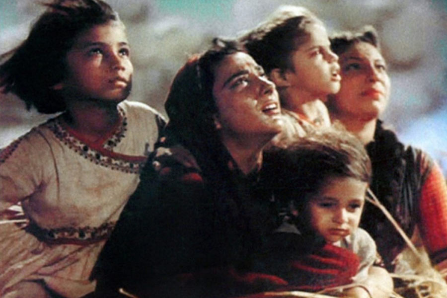 ছবি বিশেষজ্ঞদের দাবি, ১৯৫৭ সালে ‘মাদার ইন্ডিয়া’ যে সাড়ে চার কোটি টাকার ব্যবসা করেছিল সাম্প্রতিক কালে তাপ্রায় দু’হাজার কোটি টাকার সমতুল্য।