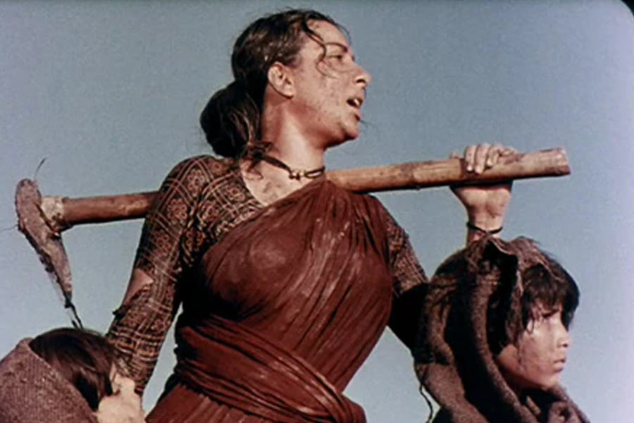 বলিপাড়া সূত্রে খবর, মুক্তির প্রথম দিনে ‘মাদার ইন্ডিয়া’ ছবিটি বক্স অফিসে এক লক্ষ টাকা উপার্জন করে।