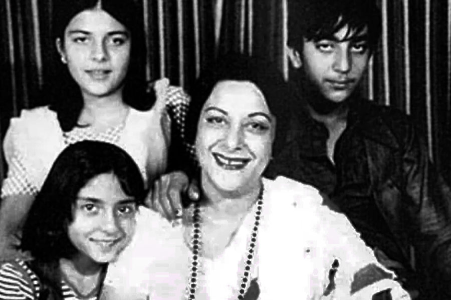 বিয়ের পর অভিনয়জগৎ থেকে ধীরে ধীরে নিজেকে সরিয়ে ফেলতে শুরু করেন নার্গিস। স্বামী, তিন সন্তান এবং সংসার নিয়েই ব্যস্ত থাকতেন তিনি।