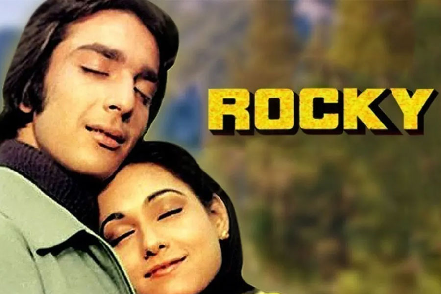 নার্গিস মারা যাওয়ার পরের দিন তাঁর পুত্র সঞ্জয় দত্তের প্রথম ছবি ‘রকি’র প্রিমিয়ার হয়। বলিপাড়া সূত্রে খবর, প্রিমিয়ার চলাকালীন দর্শকাসনে মায়ের জন্য একটি সিট ফাঁকা রেখেছিলেন সঞ্জয়।