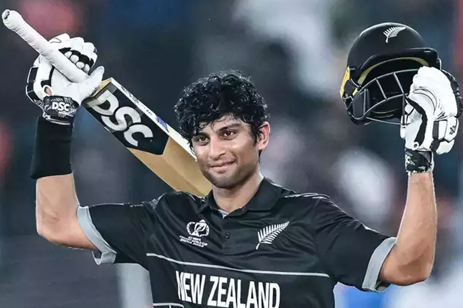 চলতি বিশ্বকাপে নজর কাড়ছেন নিউ জ়িল্যান্ডের তরুণ ক্রিকেটার রাচিন রবীন্দ্র। ৬ অক্টোবর নিউ জ়িল্যান্ড বনাম ইংল্যান্ড ম্যাচে ২৩ বছর ২৯১ দিন বয়সে এসে শতরান করে নজির গড়েন তিনি।